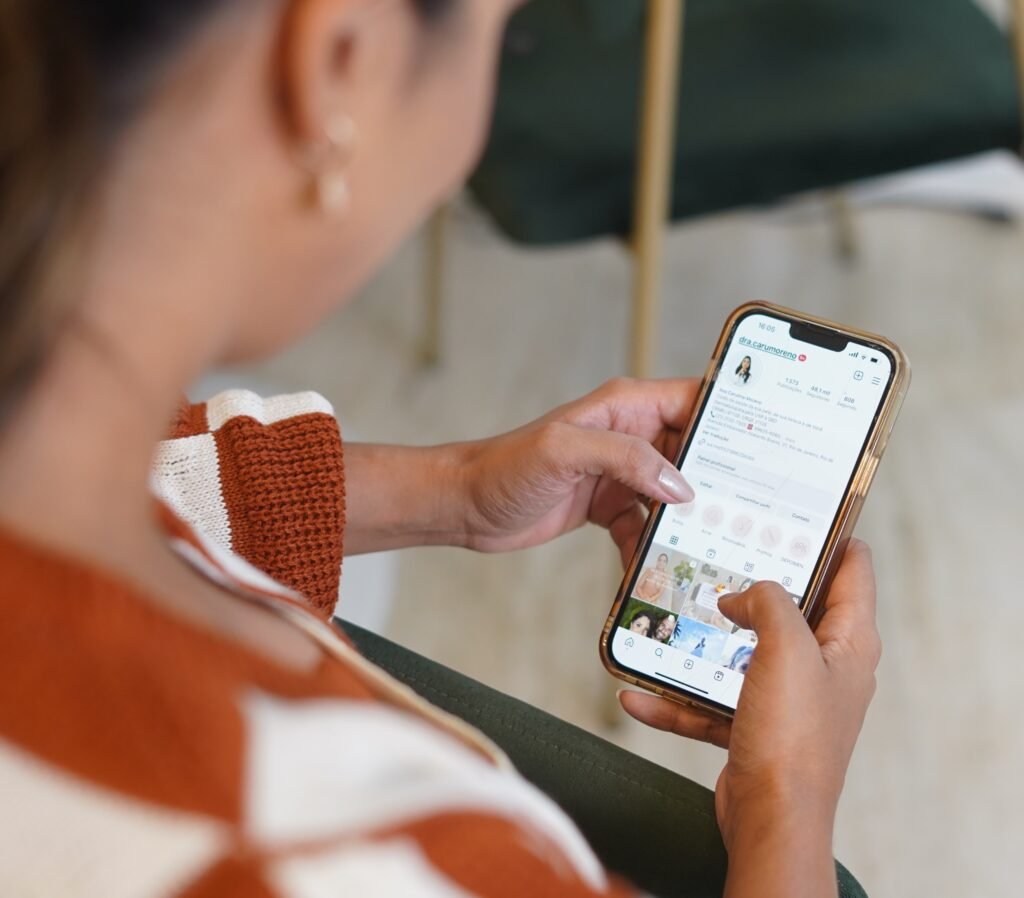 Dra. Ana Carulina Moreno acompanhando suas redes sociais